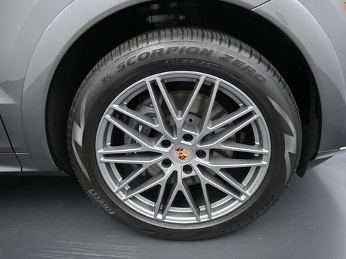 Certified 2025 Porsche Cayenne AWD/4WD image 28