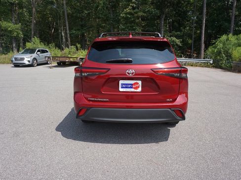Used 2021 Toyota Highlander XLE FWD image 24