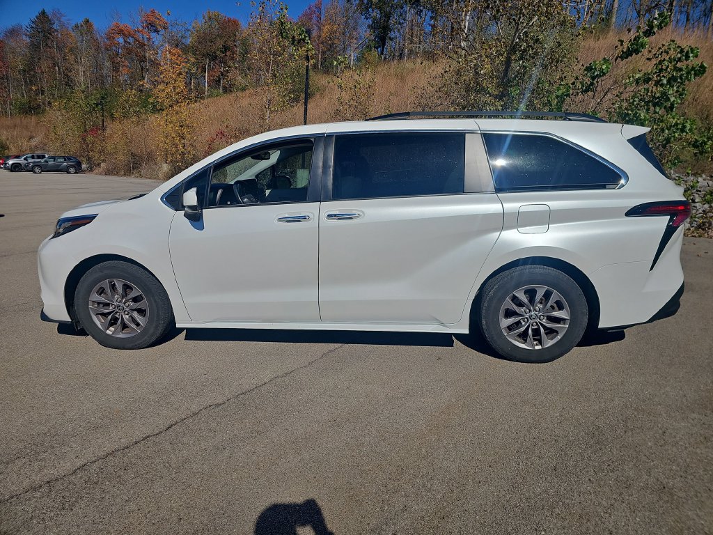 Used 2022 Toyota Sienna XLE AWD/4WD image 9