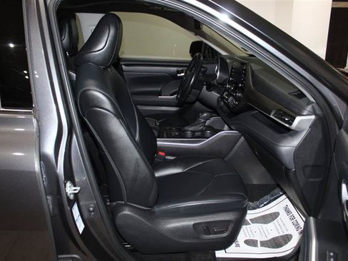 Used 2021 Toyota Highlander XLE AWD/4WD image 29