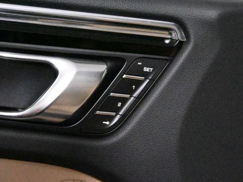 Used 2025 Porsche Macan AWD/4WD image 35