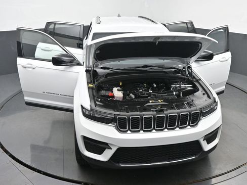 Used 2024 Jeep Grand Cherokee Laredo w/ Luxury Tech Group I AWD/4WD image 60