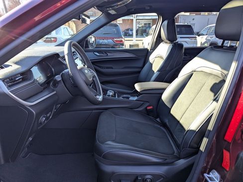 New 2025 Jeep Grand Cherokee L Altitude image 8