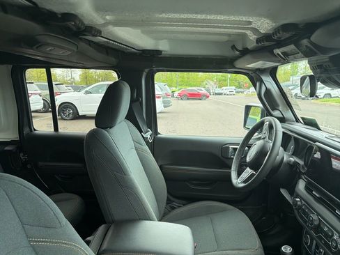 Used 2025 Jeep Wrangler Unlimited Sahara AWD/4WD image 10