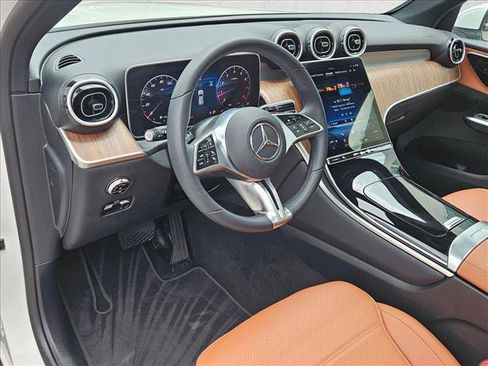 Certified 2025 Mercedes-Benz GLC 300 image 10