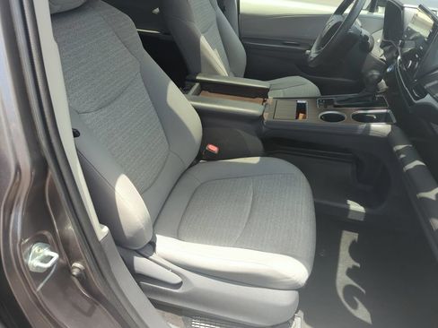 Used 2021 Toyota Sienna LE w/ LE Plus Package FWD image 38
