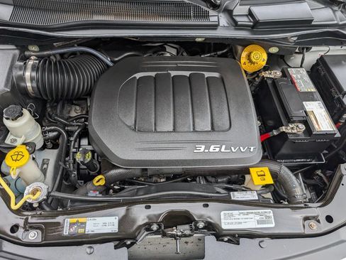 Used 2016 Chrysler Town & Country Touring w/ Driver Convenience Group image 9