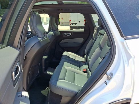 Used 2022 Volvo XC60 T8 R-Design w/ Advanced Package AWD/4WD image 10