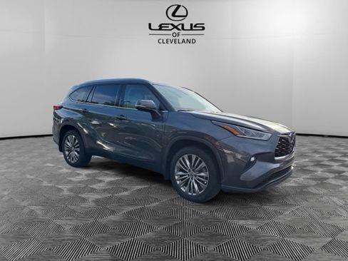 Used 2021 Toyota Highlander Limited AWD/4WD image 2