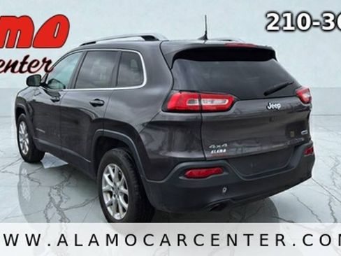 Used 2017 Jeep Cherokee Latitude AWD/4WD image 3