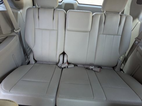 Used 2013 Chrysler Town & Country Touring image 36