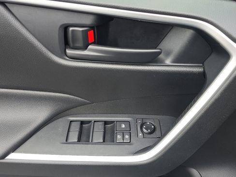 Used 2020 Toyota RAV4 LE image 10