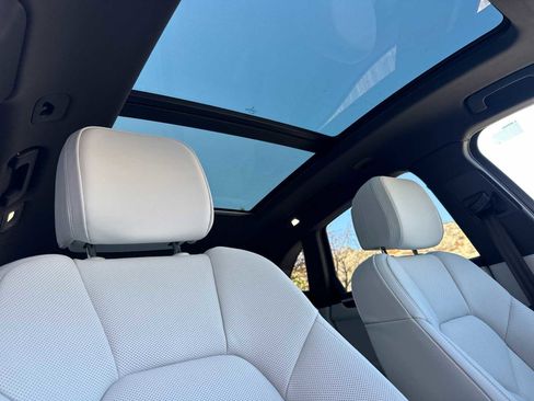 New 2025 Porsche Macan image 18