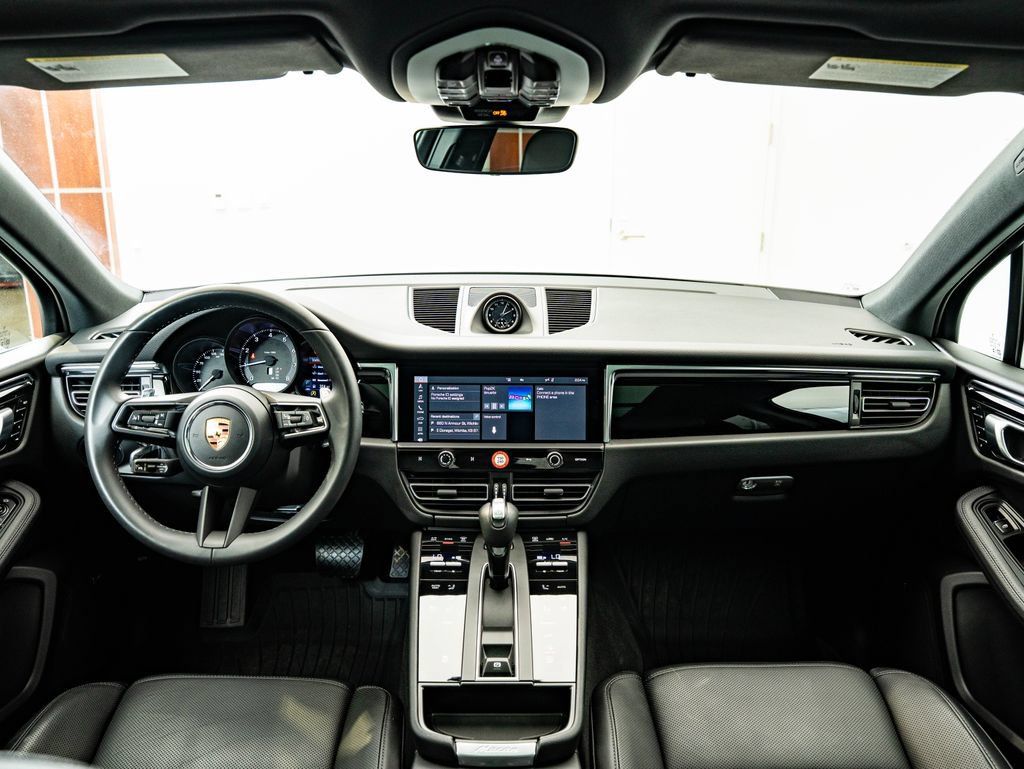 Certified 2026 Porsche Macan AWD/4WD image 6