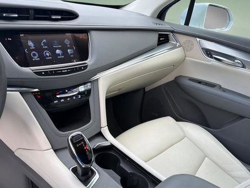 Used 2017 Cadillac XT5 Luxury w/ Driver Awareness Package image 33