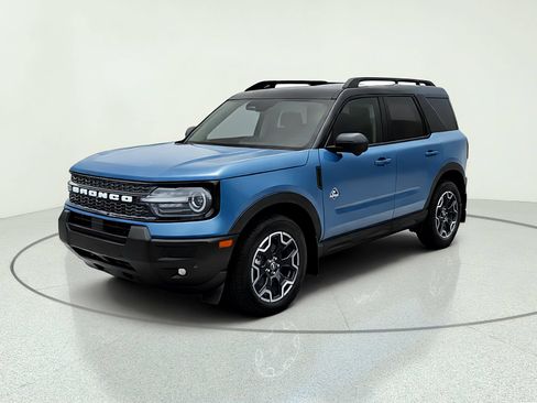 Used 2025 Ford Bronco Sport Outer Banks w/ Outer Banks Tech Package+ AWD/4WD image 2