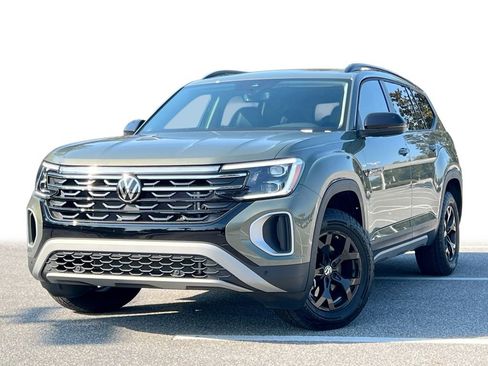 Used 2025 Volkswagen Atlas Peak Edition SE image 1