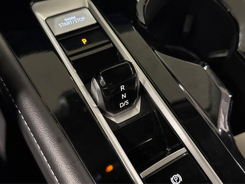 Used 2025 Volkswagen Atlas SE image 31