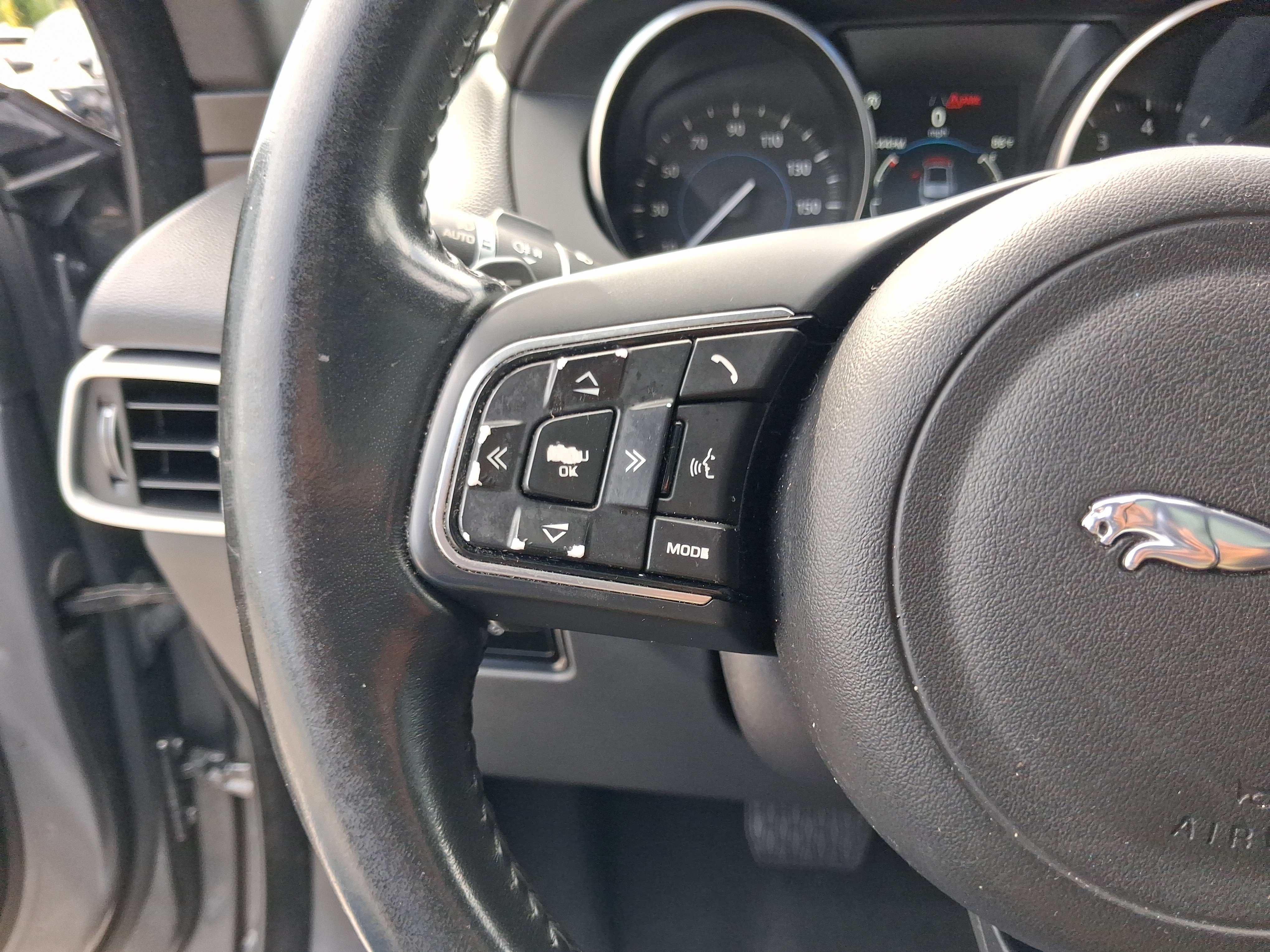 Used 2018 Jaguar F-PACE Premium AWD/4WD image 16