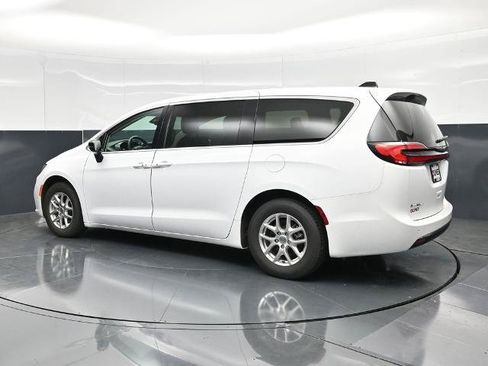 Used 2024 Chrysler Pacifica Touring-L FWD image 8