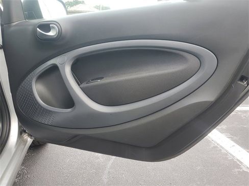 Used 2017 smart fortwo passion image 20