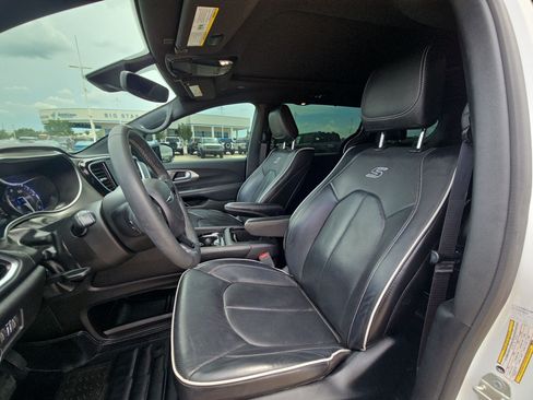 Used 2024 Chrysler Pacifica Limited w/ Uconnect Theater Family Group FWD image 17