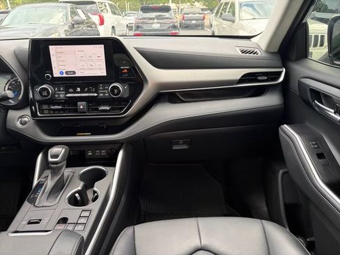 Used 2023 Toyota Highlander XLE AWD/4WD image 11