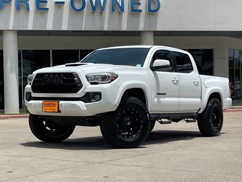 Used 2017 Toyota Tacoma TRD Sport w/ Tow Package RWD image 1