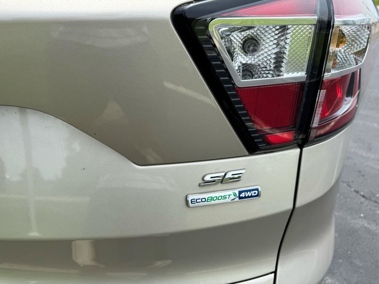 Used 2018 Ford Escape SE w/ SE Sync 3 Package AWD/4WD image 18
