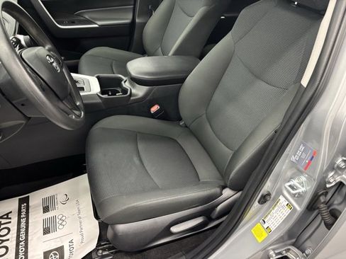 Used 2025 Toyota RAV4 LE image 12