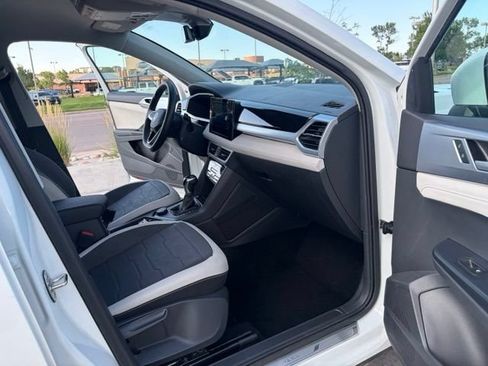 Used 2025 Volkswagen Taos SE AWD/4WD image 25