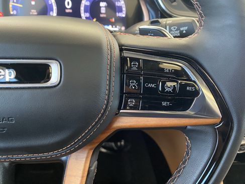 Used 2023 Jeep Grand Cherokee Summit AWD/4WD image 7