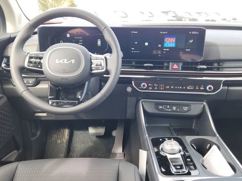 Certified 2025 Kia Carnival SX Prestige FWD image 17