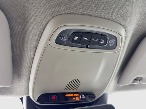 Used 2019 Volvo XC40 T4 Momentum image 35