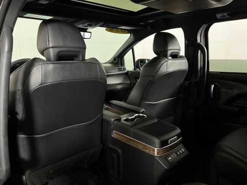 Used 2025 Toyota Sienna Platinum image 24