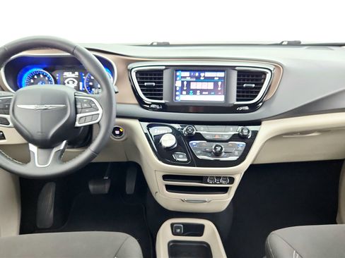 Used 2024 Chrysler Voyager LX image 33