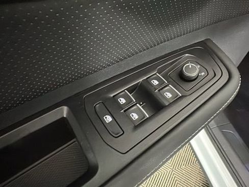 Used 2024 Volkswagen Atlas SE AWD/4WD image 11