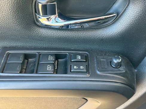 Used 2019 Nissan Titan SV w/ SV Convenience Package image 7