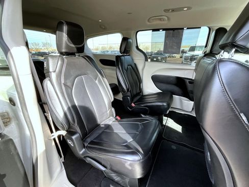Used 2023 Chrysler Pacifica Touring-L image 18