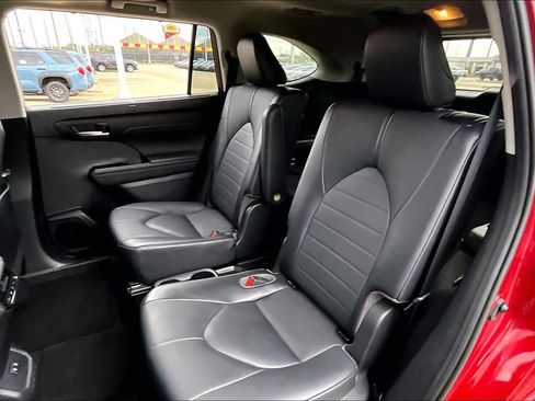 Used 2021 Toyota Highlander XLE image 19