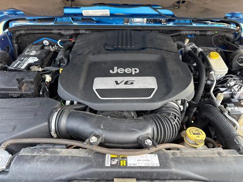 Used 2015 Jeep Wrangler Sahara w/ Connectivity Group AWD/4WD image 40