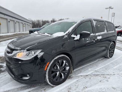 Used 2019 Chrysler Pacifica Touring-L Plus w/ S Appearance Package image 3