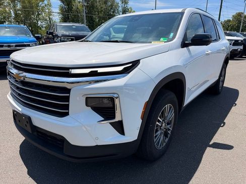 Used 2025 Chevrolet Traverse LT w/ Enhanced Driving Package FWD image 17
