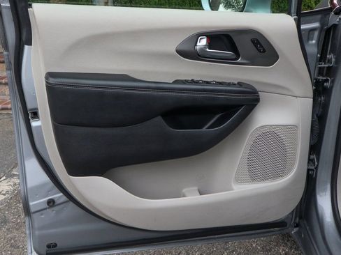 Used 2021 Chrysler Pacifica Touring-L image 14