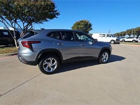 Used 2024 Chevrolet Trax LS w/ LS Convenience Package image 8