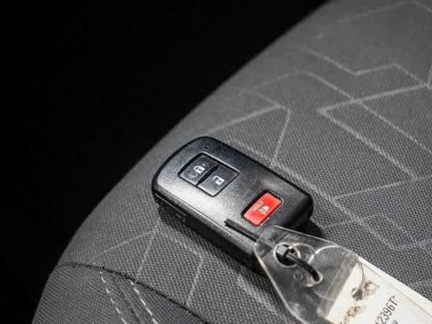 Used 2019 Toyota Tacoma TRD Sport w/ Technology Package image 28