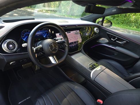 Used 2022 Mercedes-Benz EQS 580 4MATIC Sedan image 2