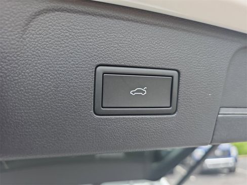 New 2026 Volkswagen Atlas Peak Edition image 9