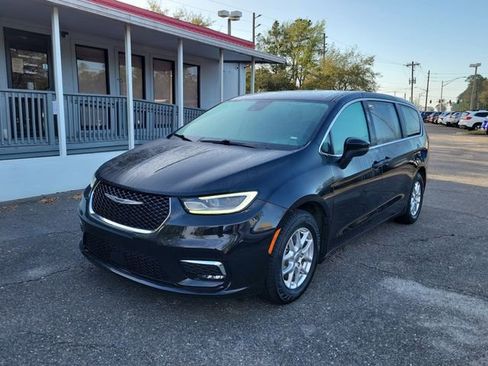 Used 2023 Chrysler Pacifica Touring-L image 4