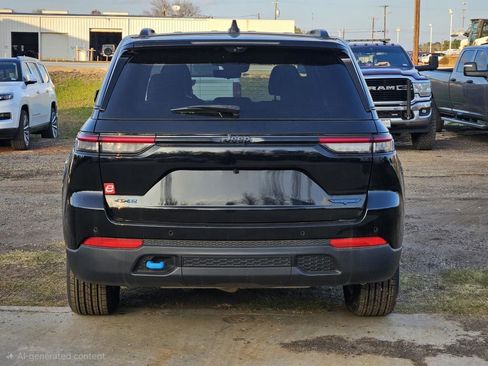 Used 2023 Jeep Grand Cherokee Trailhawk w/ Advanced Protech Group II AWD/4WD image 6
